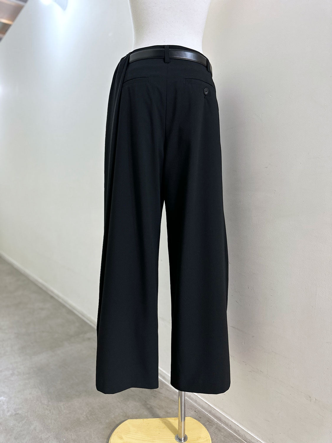 MAISONSPECIAL リアルレザーベルトセットアシンメトリータックパンツ