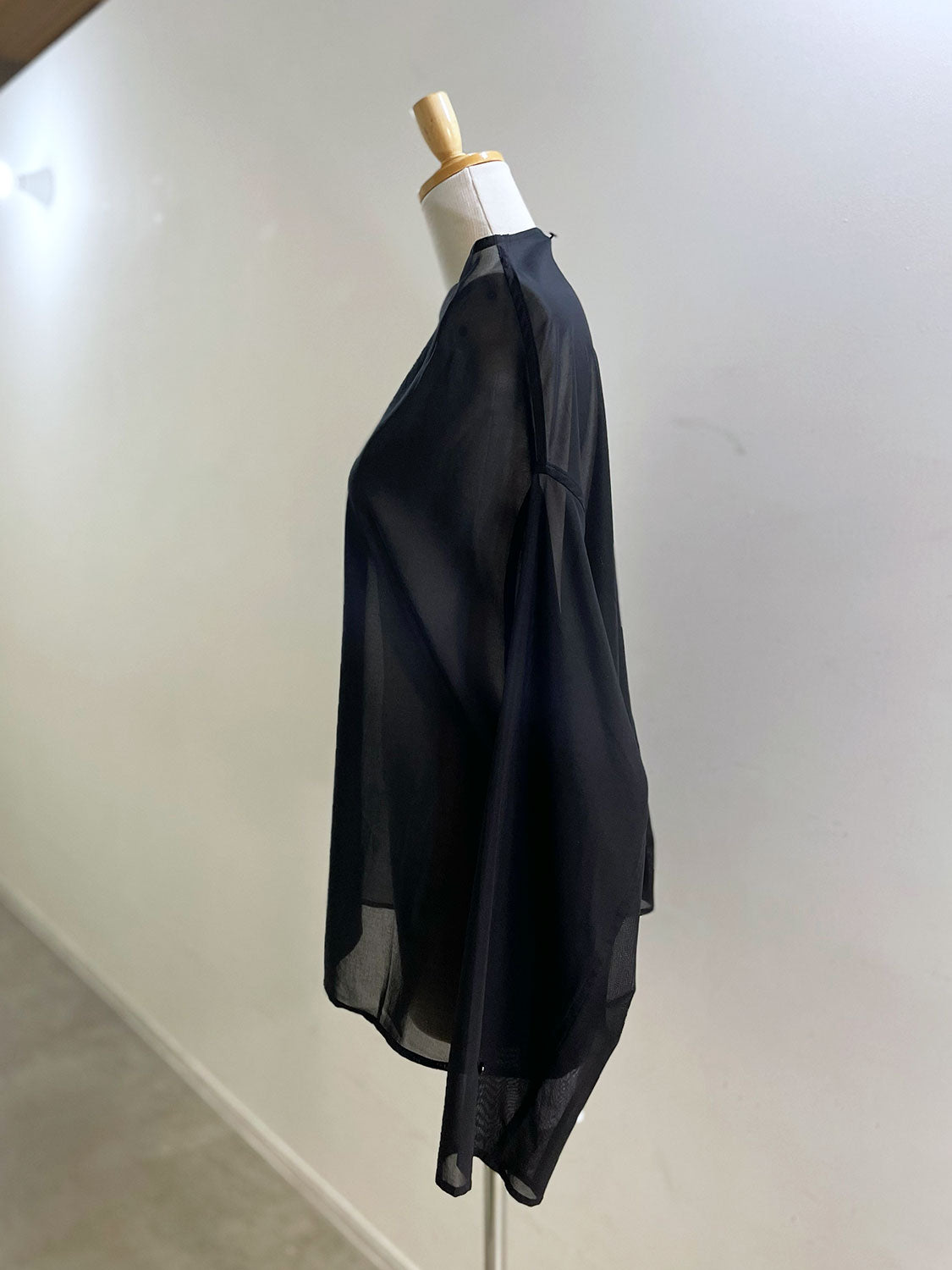 AMOMENTO MOCK NECK TWO WAY BLOUSE