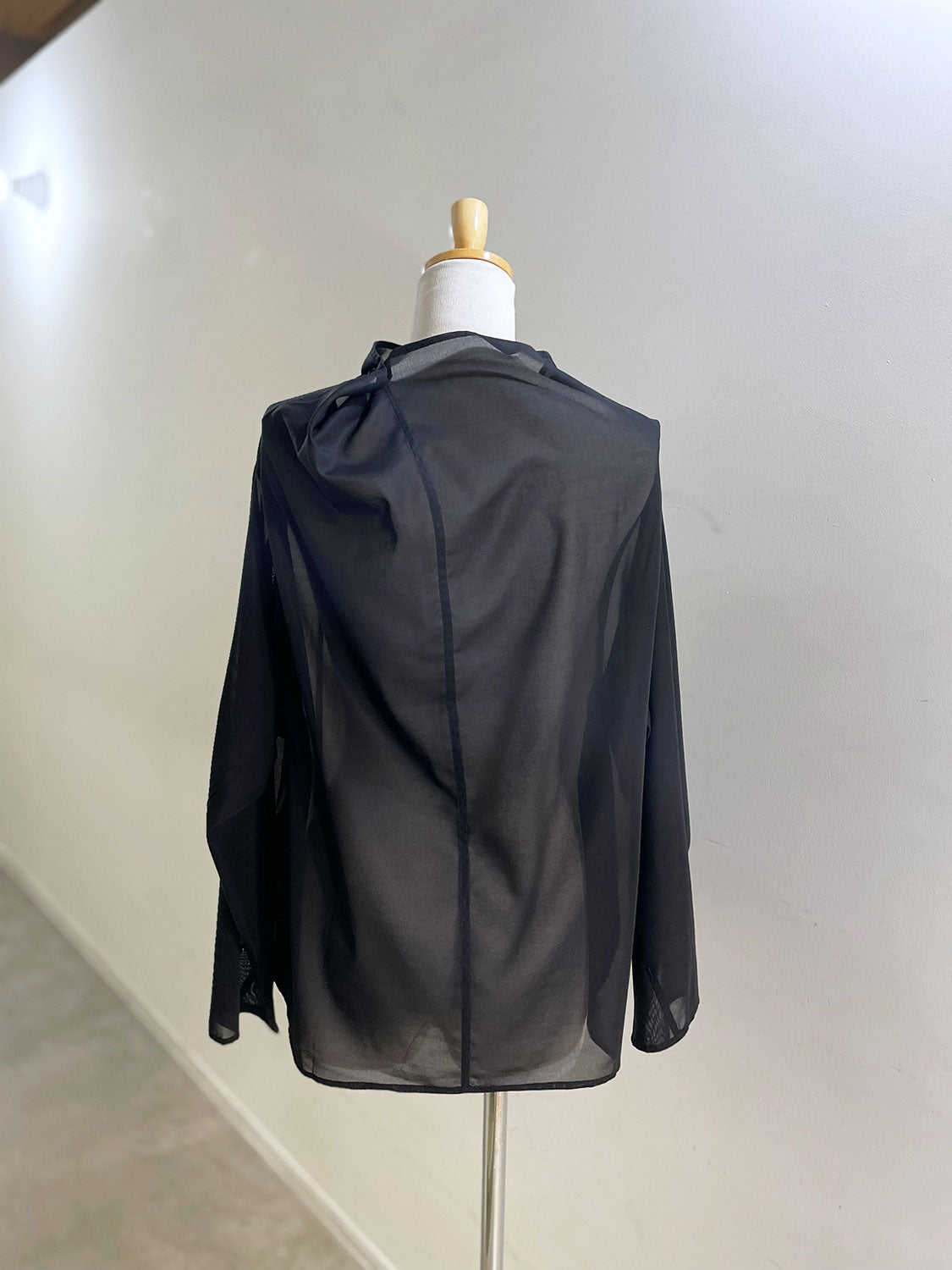 AMOMENTO MOCK NECK TWO WAY BLOUSE