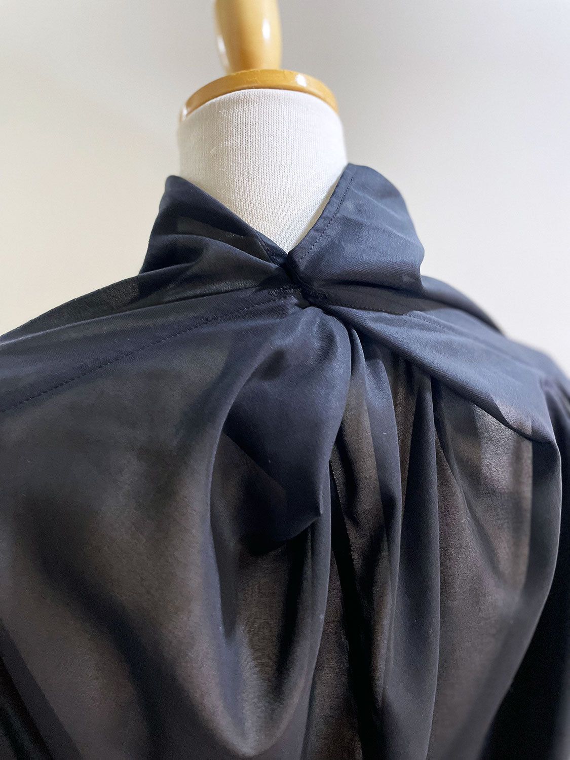 AMOMENTO MOCK NECK TWO WAY BLOUSE