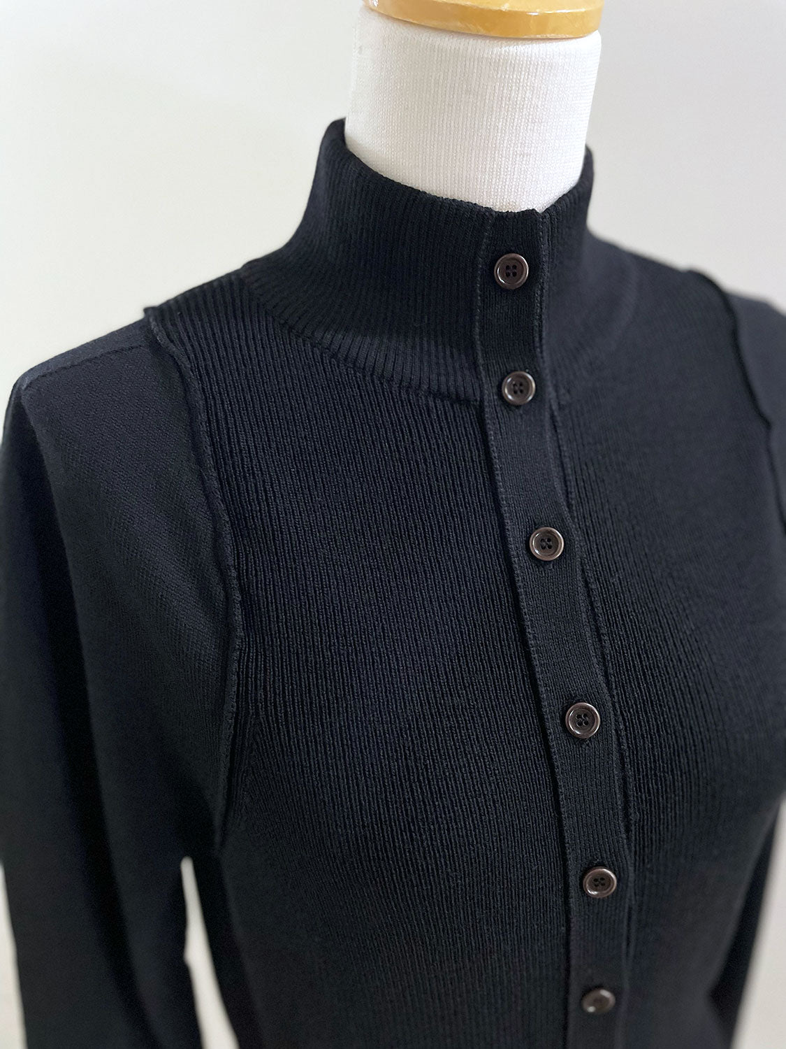 AMOMENTO BLOCKING BUTTON CARDIGAN