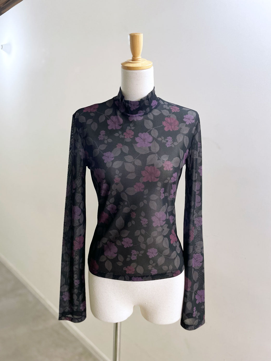 AMOMENTO FLORAL MOCK NECK TOP