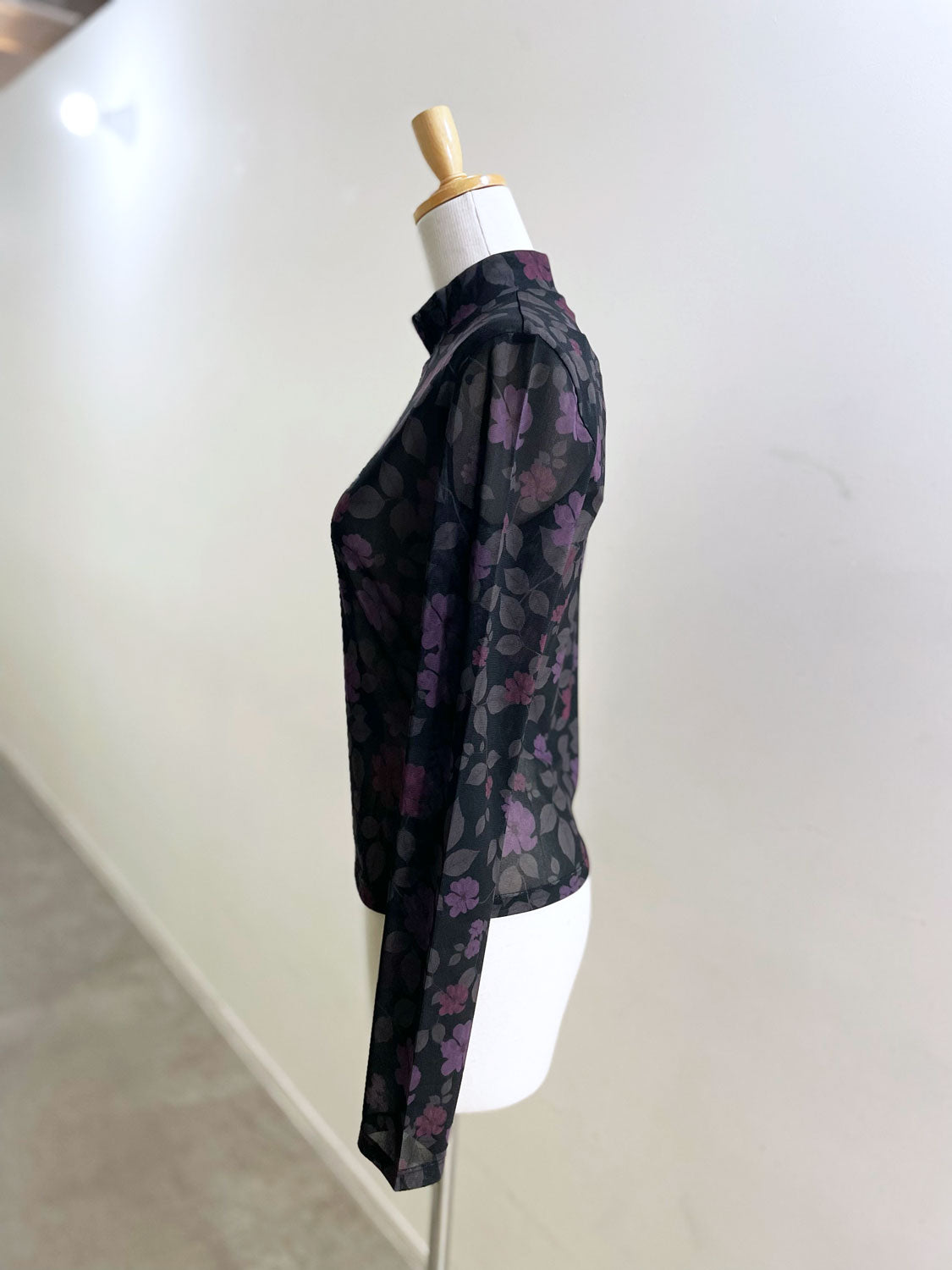 AMOMENTO FLORAL MOCK NECK TOP
