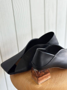 ALM. ERIN LEATHER PUMPS