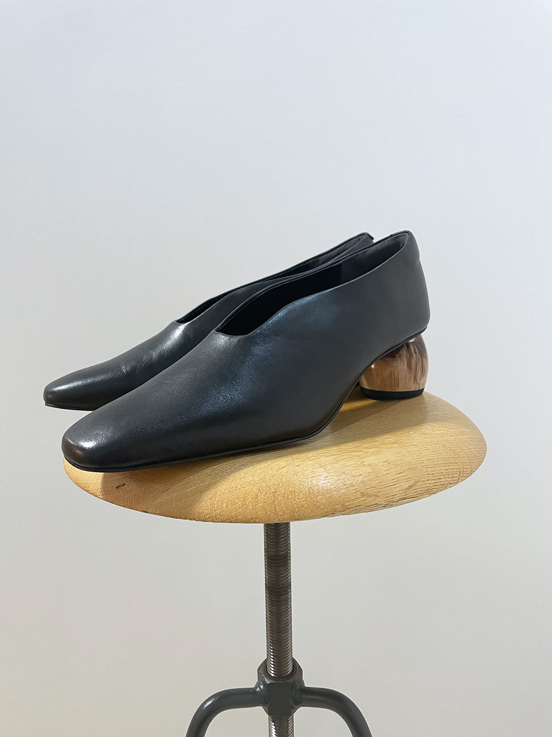 ALM. ARMA LEATHER PUMPS