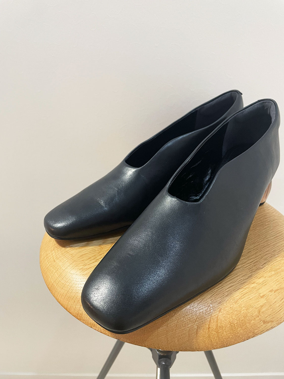 ALM. ARMA LEATHER PUMPS