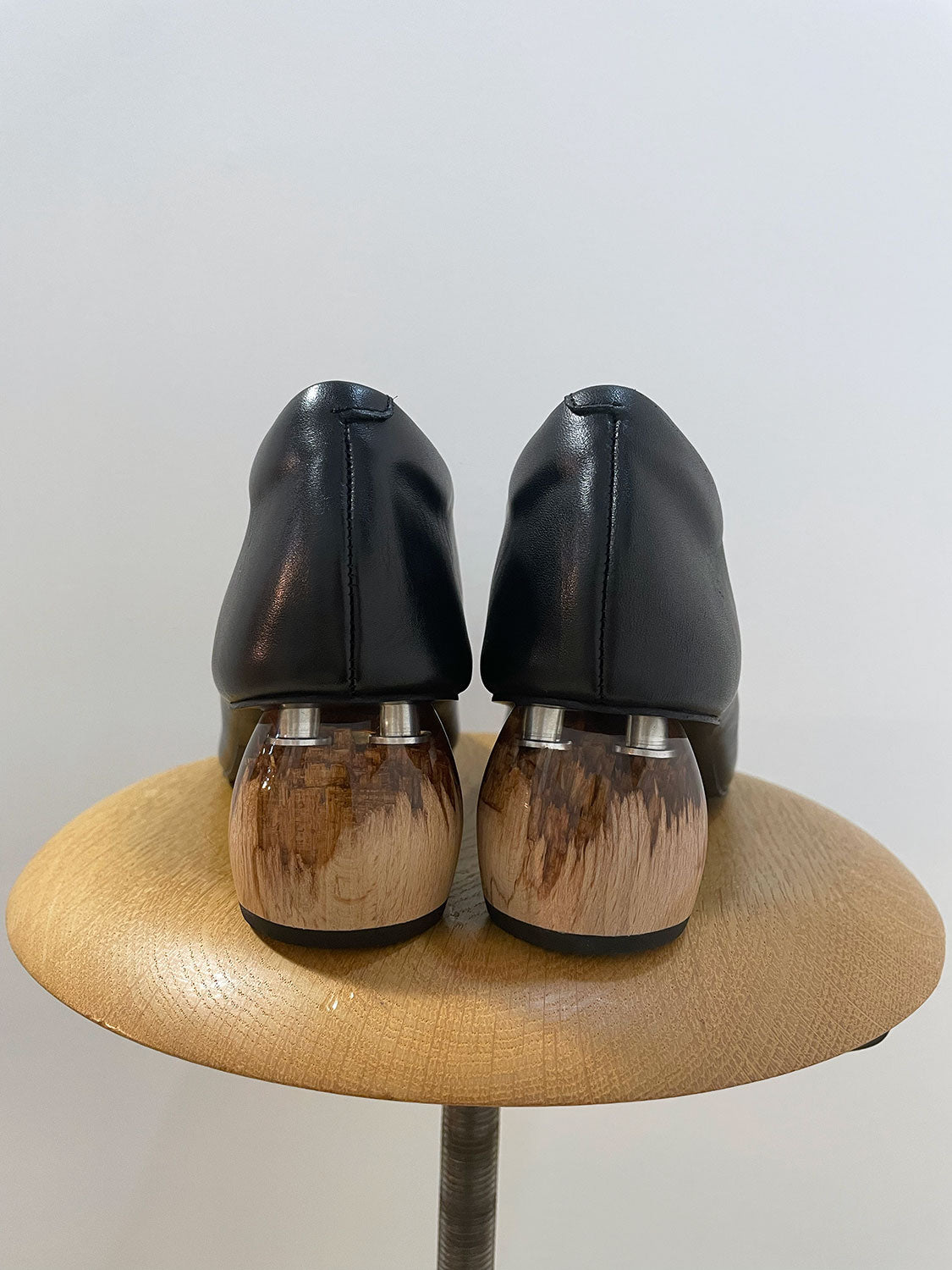 ALM. ARMA LEATHER PUMPS