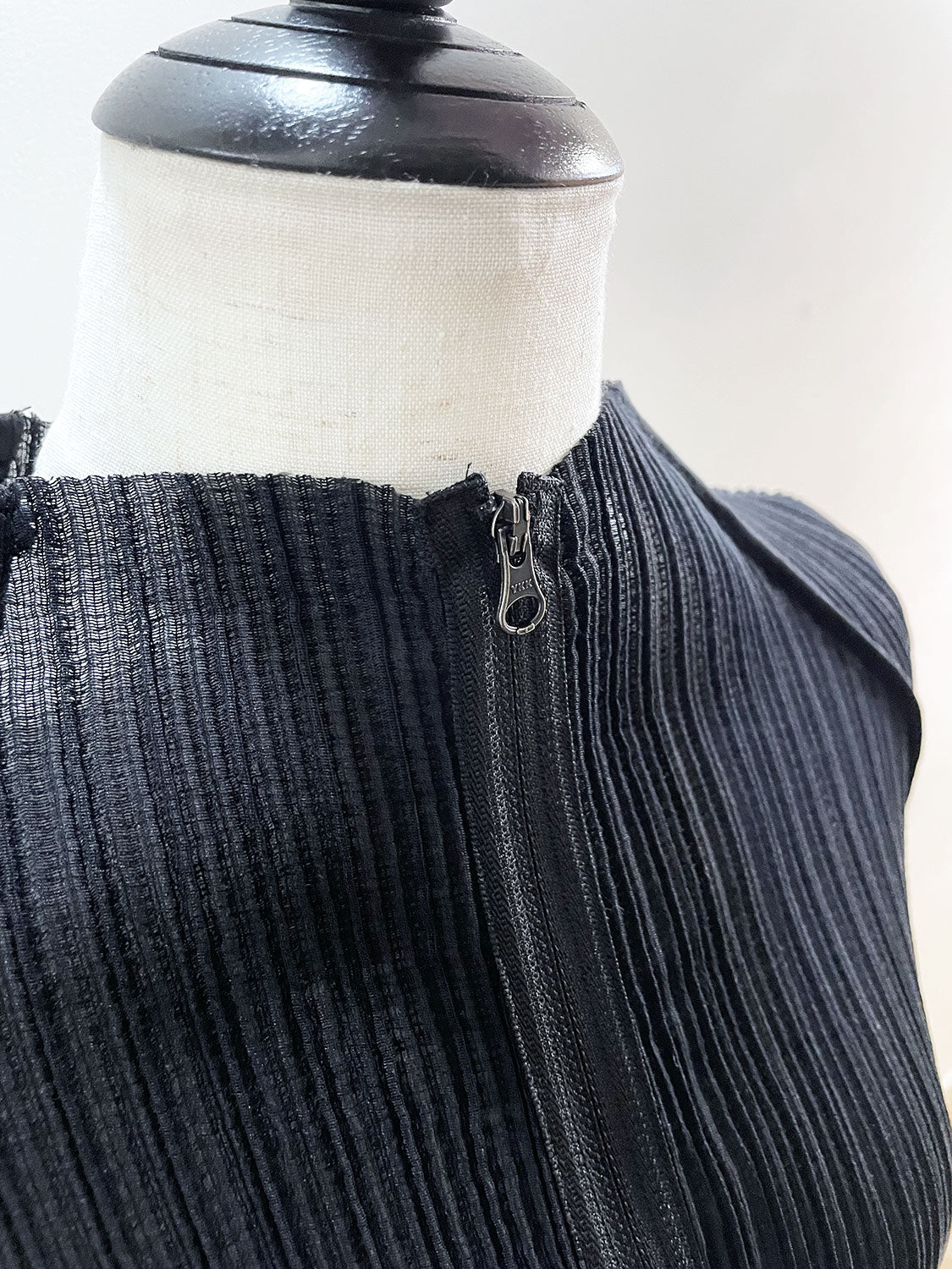 AMOMENTO MENS PLEATS ZIP UP JUMPER