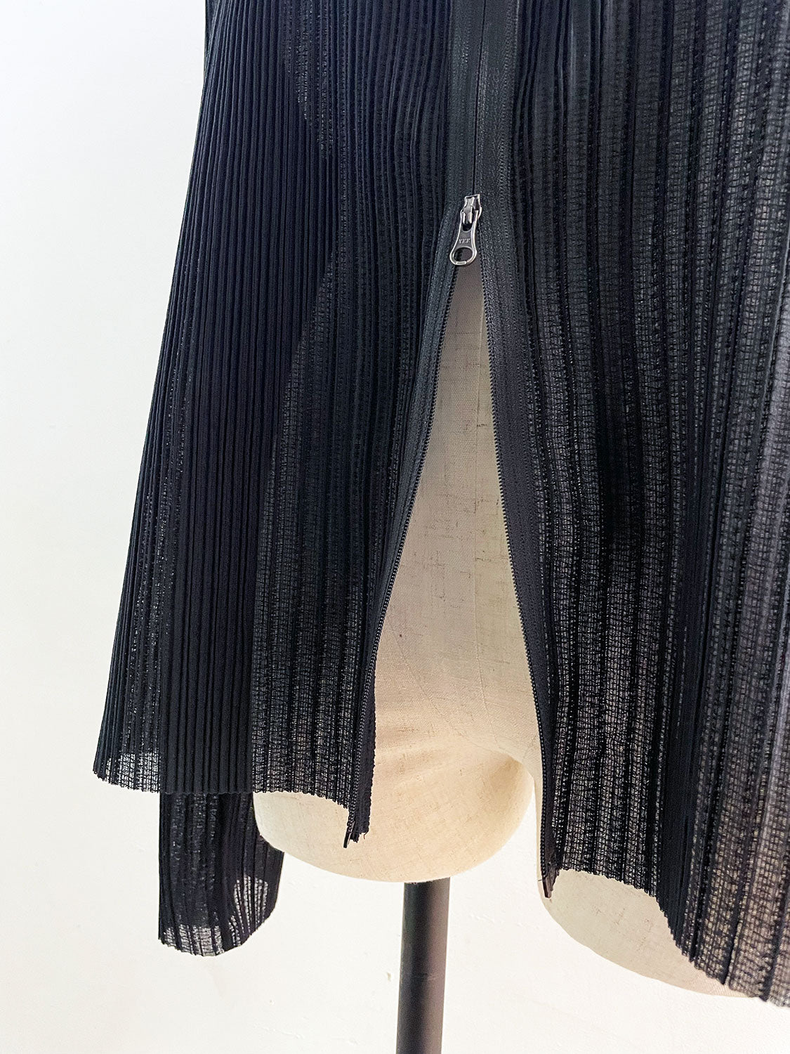 AMOMENTO MENS PLEATS ZIP UP JUMPER