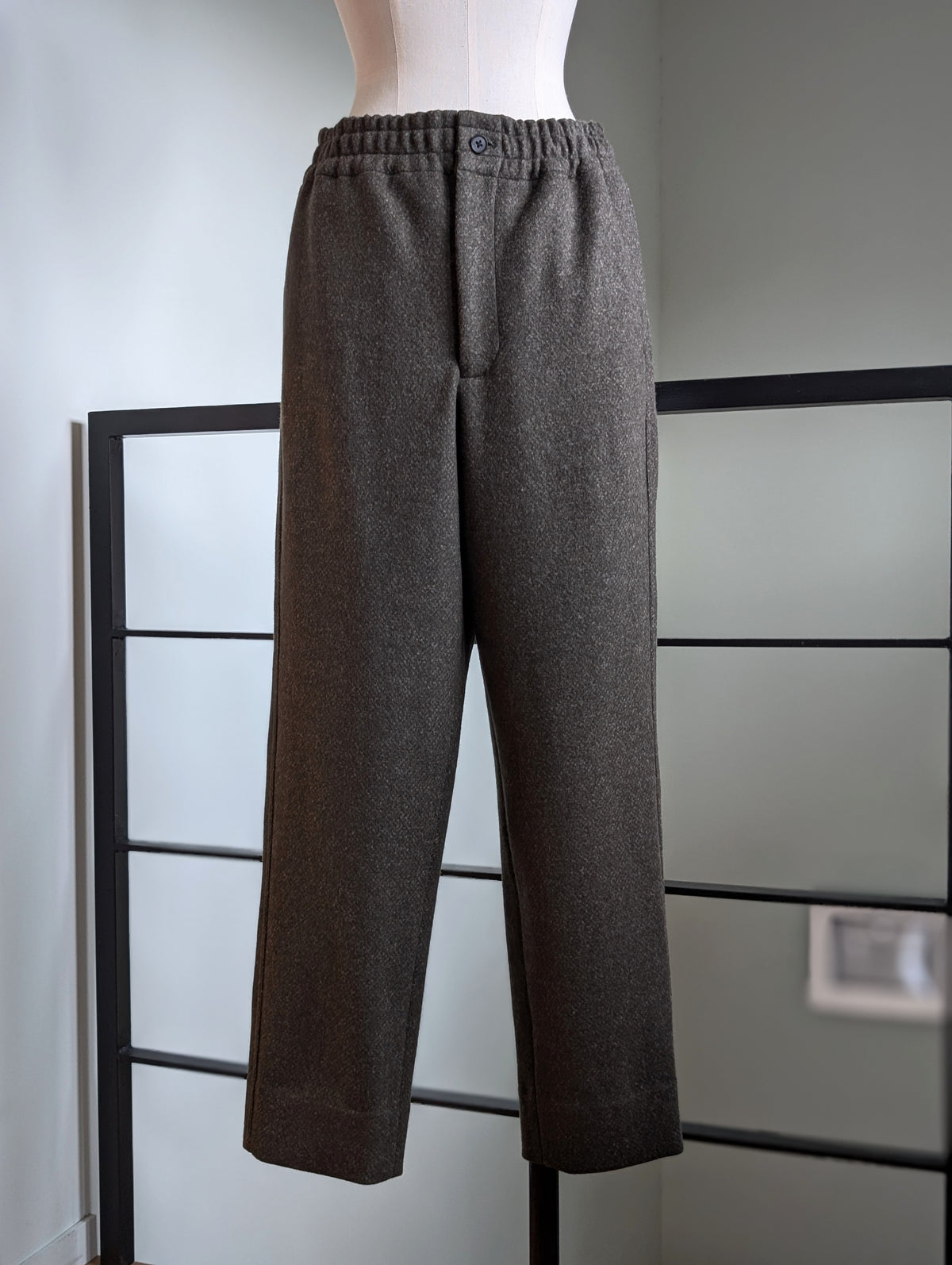 AEHRR 【094 Draping 1Elastic Tapered Trousers】