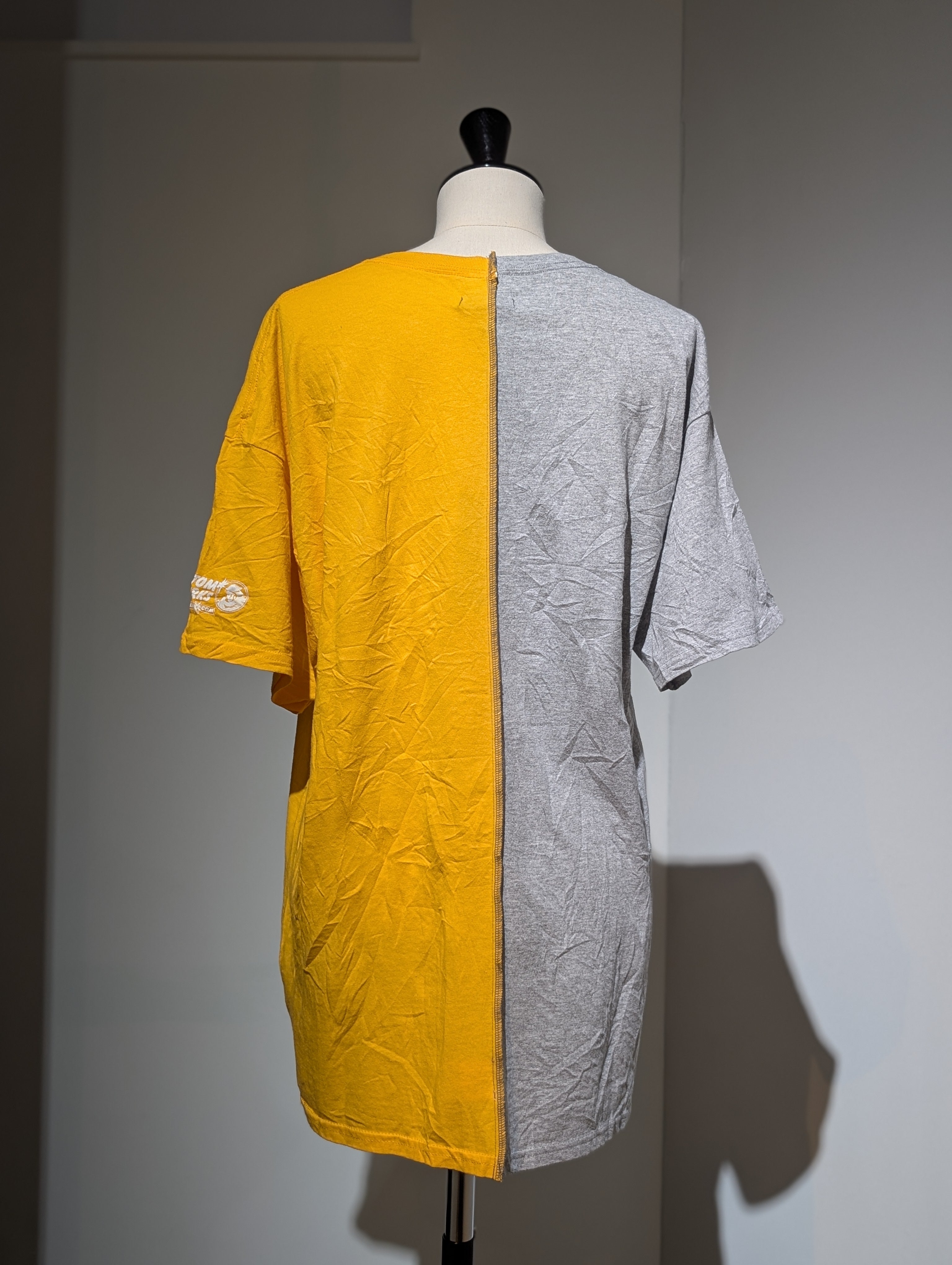 QUIITO HALF LOGO TEE