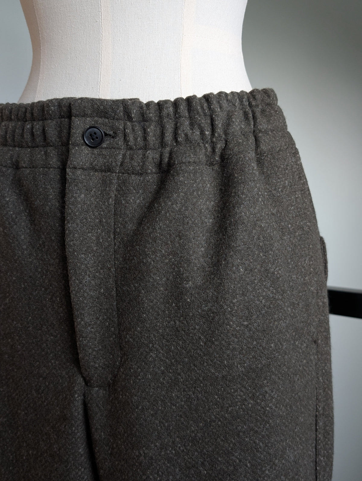 AEHRR 【094 Draping 1Elastic Tapered Trousers】