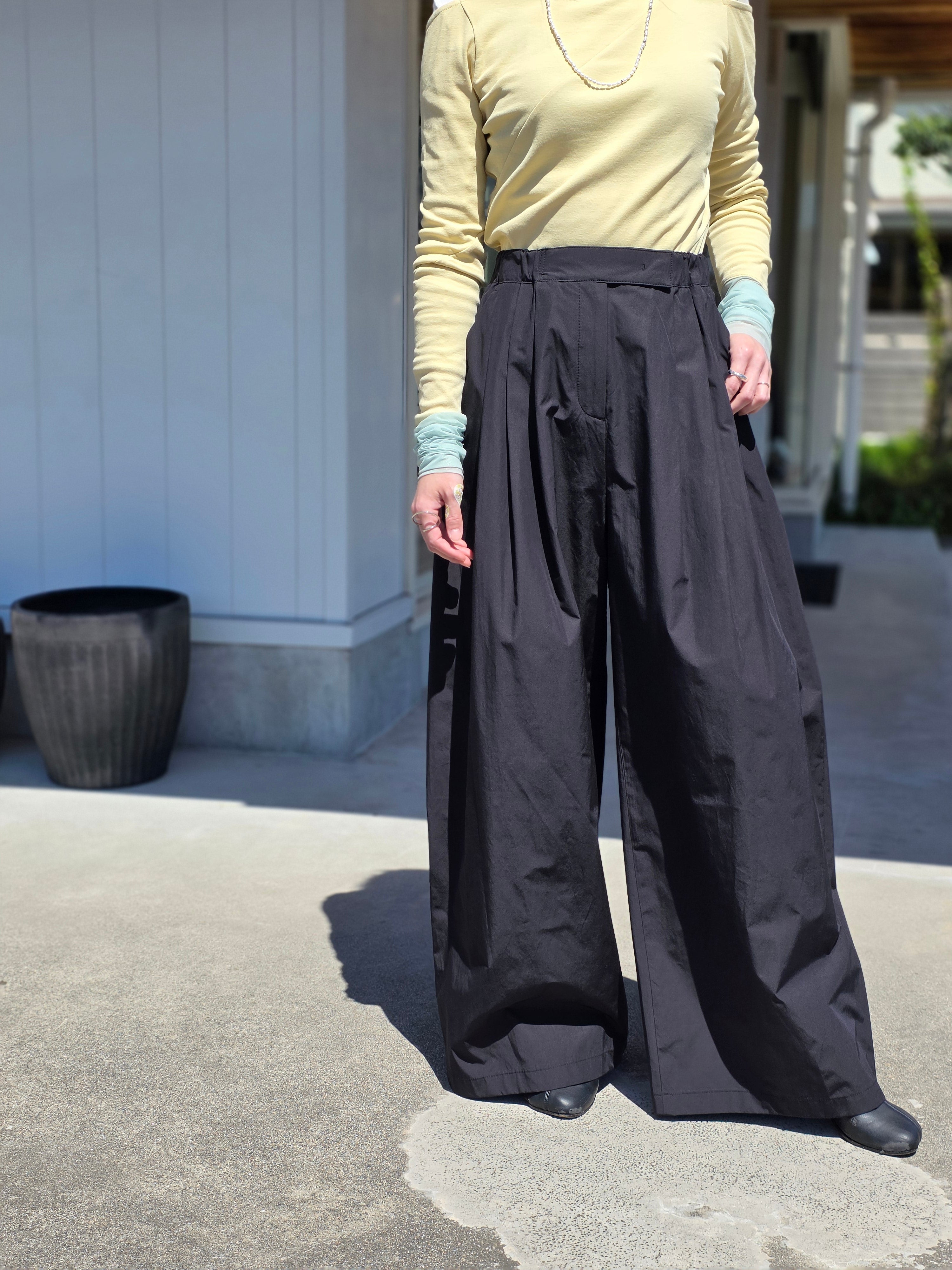 AMOMENTO THREE TUCK BANDING PANTS