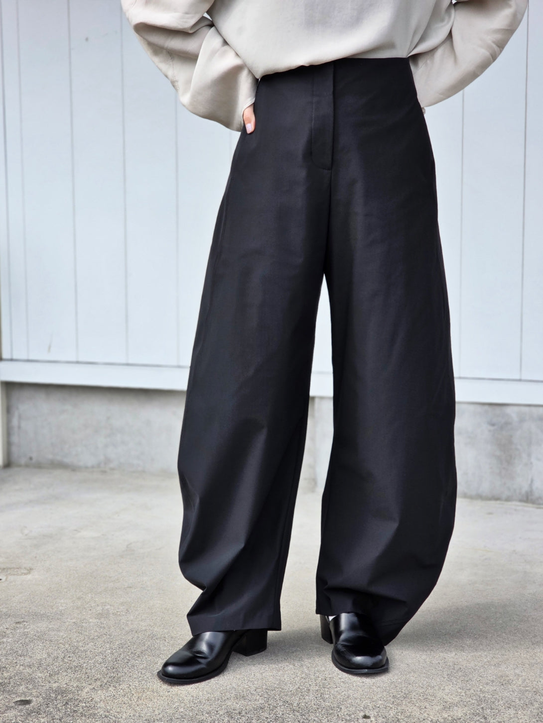 AMOMENTO CURVED SILHOUETTE PANTS