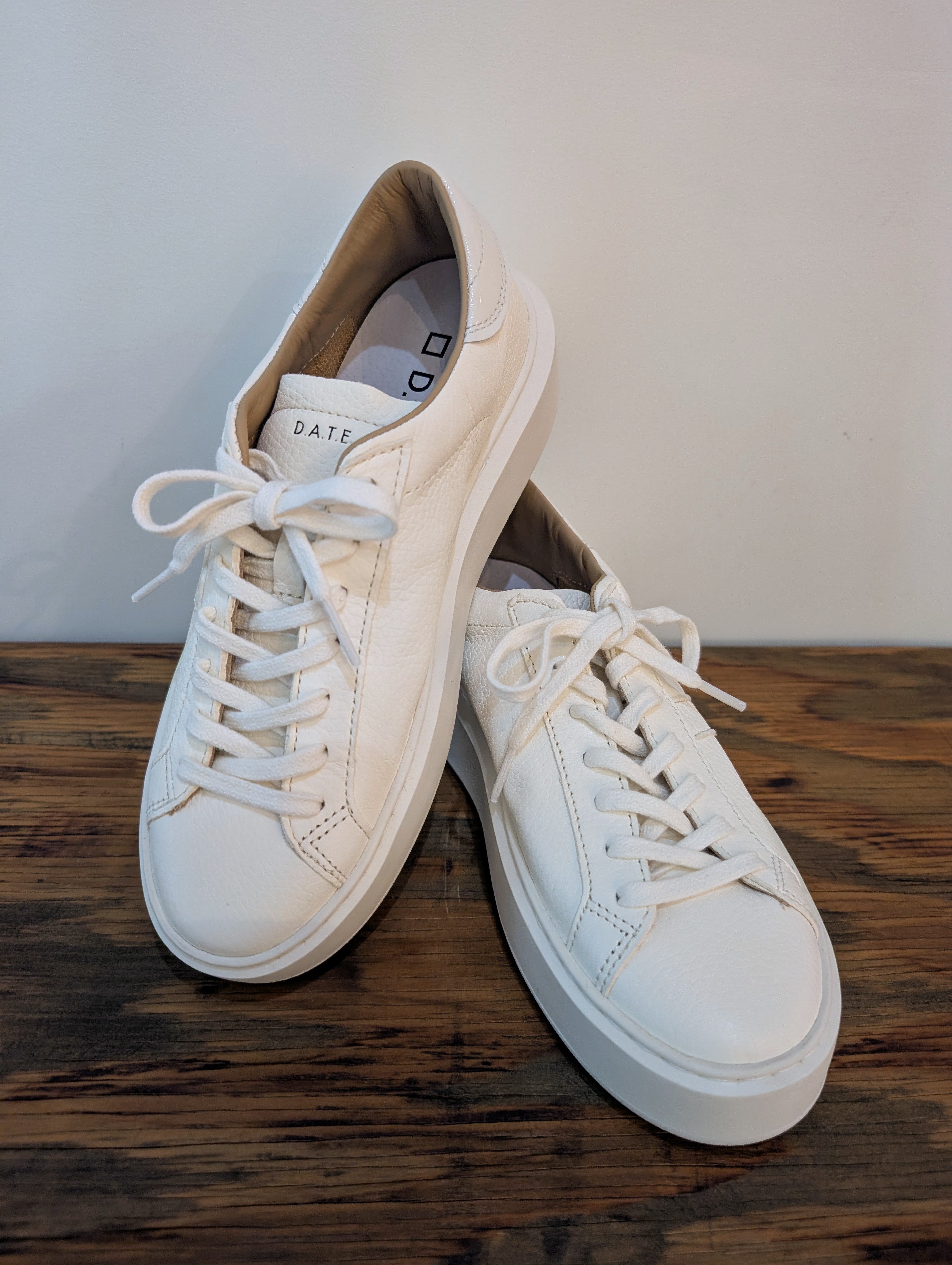 D.A.T.E.【HILL PLATFORM MONO MILK】
